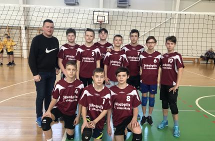 Finišē skolu sporta lielo skolu volejbols