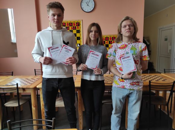Dambrete lielo skolu grupā