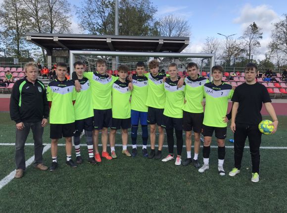 Skolu sporta futbols turpinās