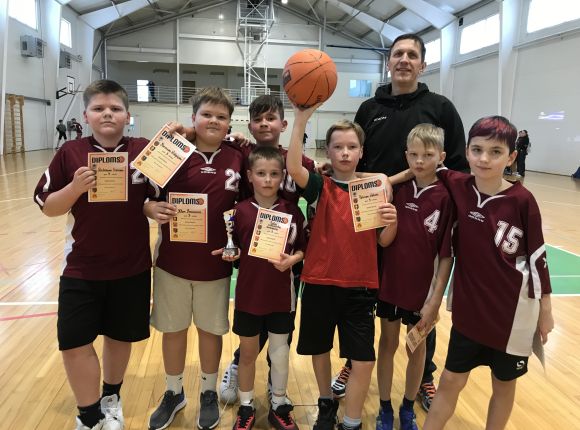 Noslēdzas skolu sacensības basketbolā