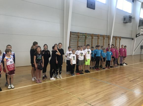 Tautas bumba mazo skolu grupā