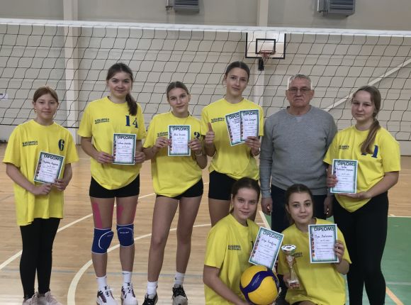 Finišē skolu sporta lielo skolu volejbols