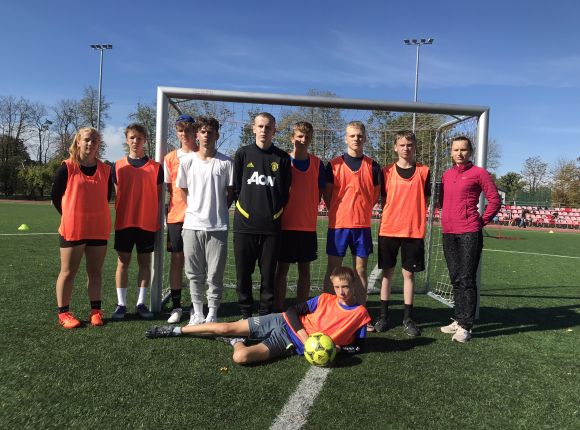 Mazo skolu futbolisti uzsāk cīņas