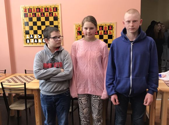 Dambrete mazo skolu grupā