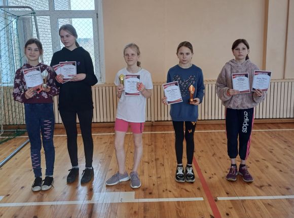 Galda teniss mazo skolu grupā