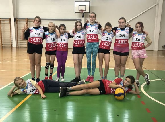 Tautas bumba mazo skolu grupā