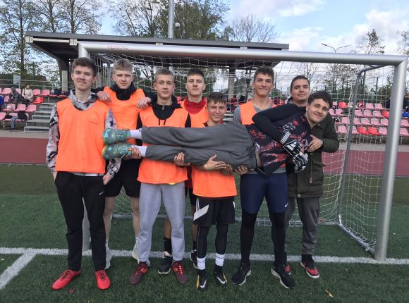 Skolu sporta futbols turpinās