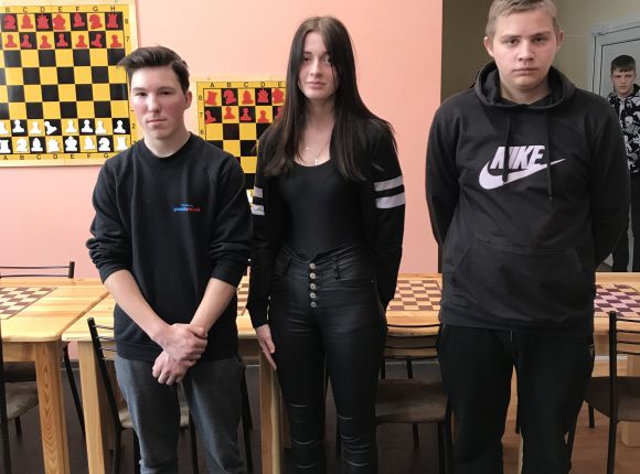 Dambrete mazo skolu grupā