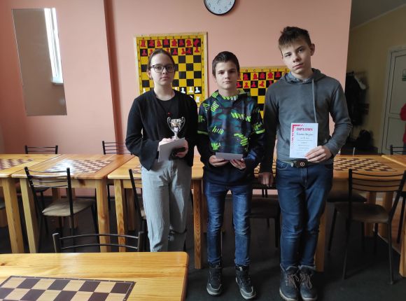 Dambrete lielo skolu grupā