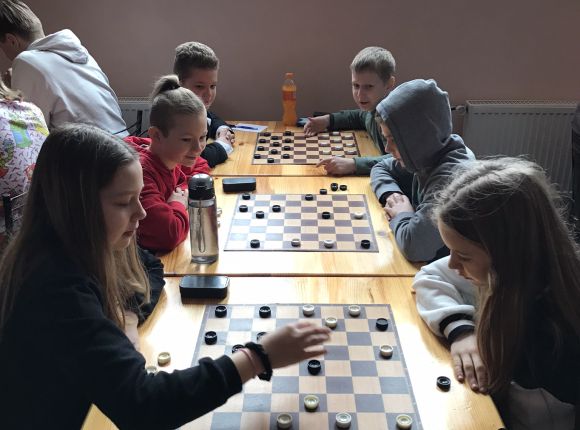 Dambrete lielo skolu grupā