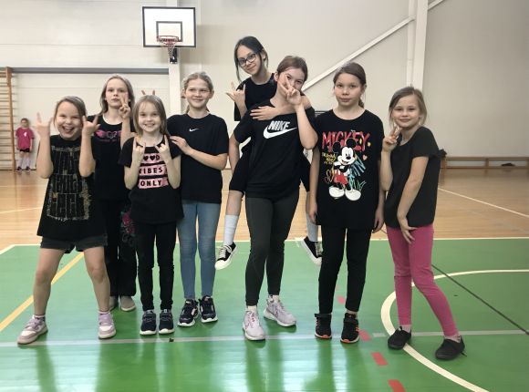 Tautas bumba mazo skolu grupā