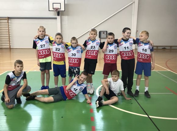 Tautas bumba mazo skolu grupā