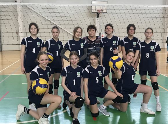 Finišē skolu sporta lielo skolu volejbols