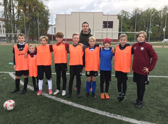 Skolu sporta futbols turpinās