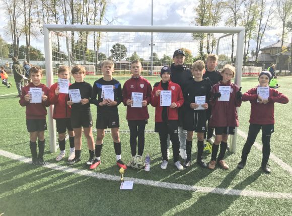 Skolu sporta futbols turpinās