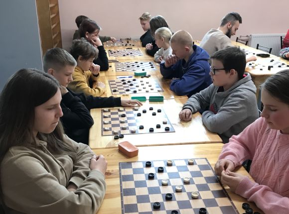 Dambrete mazo skolu grupā