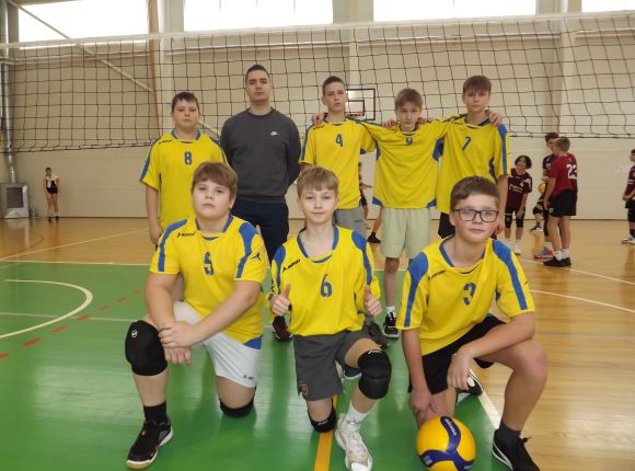 2010.-2011.gadā dzimušie zēni un meitenes tiekas volejbola cīņās