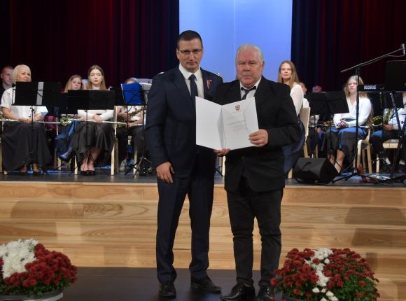 Jēkabpils novada pašvaldības Pateicības raksta saņēmēji šaha treneris GUNĀRS PUŠMUCĀNS un basketbola treneris ANDRIS ČERJAKS