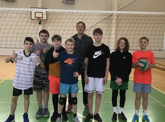 Finišē skolu sporta lielo skolu volejbols