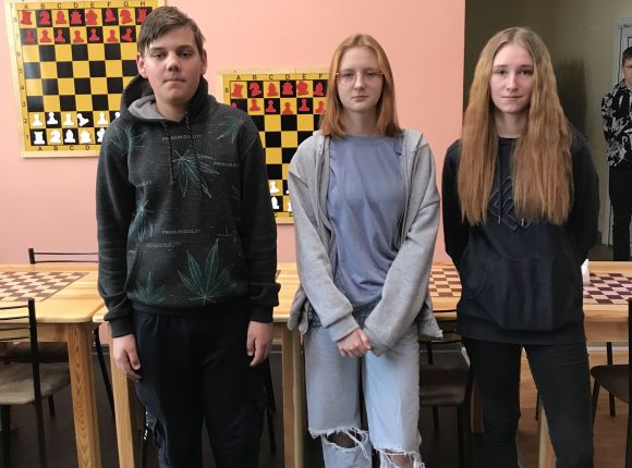 Dambrete mazo skolu grupā