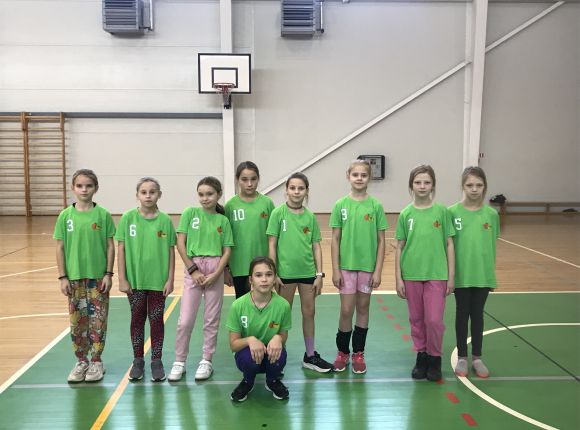 Tautas bumba mazo skolu grupā