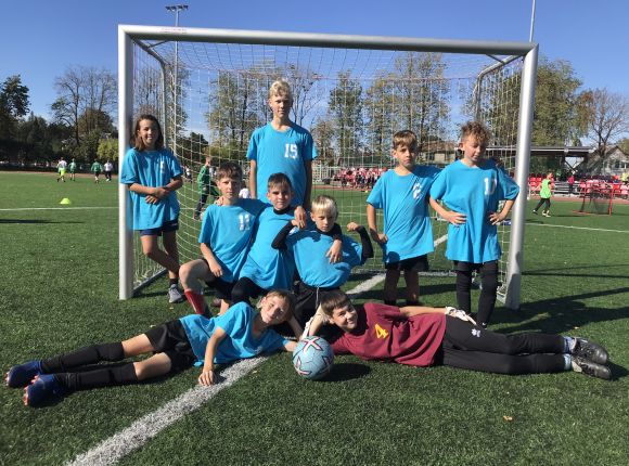 Mazo skolu futbolisti uzsāk cīņas
