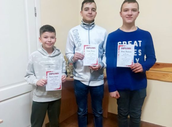 Skolu sporta sacensības šahā