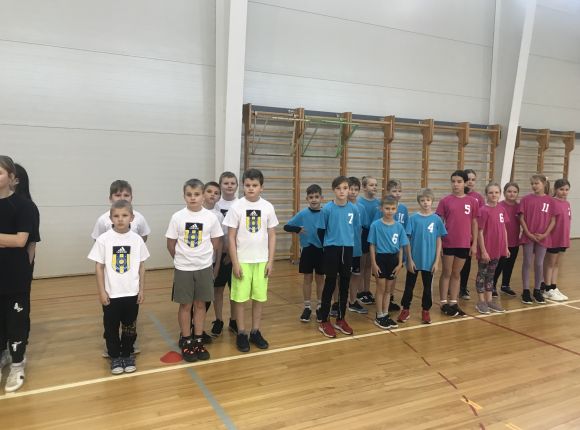 Tautas bumba mazo skolu grupā
