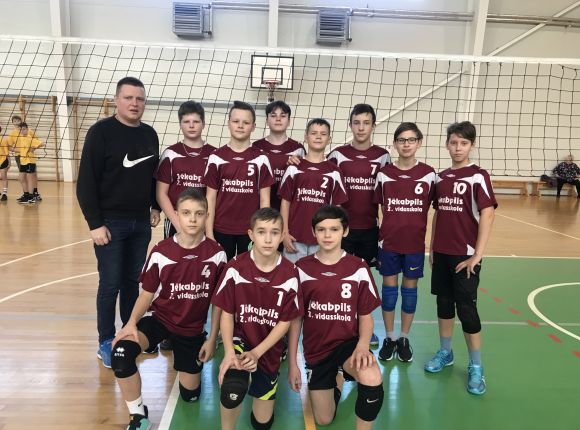 Finišē skolu sporta lielo skolu volejbols