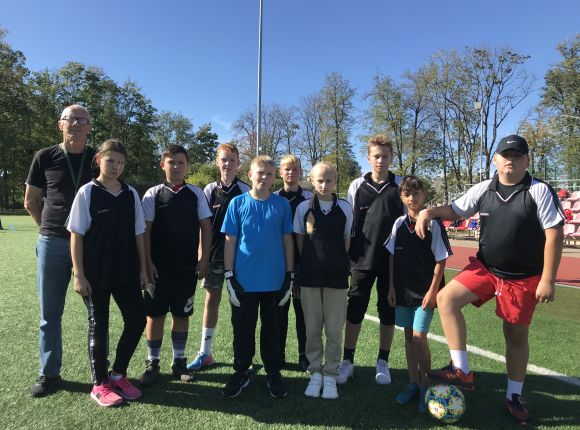 Mazo skolu futbolisti uzsāk cīņas