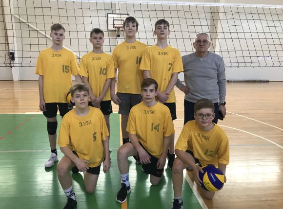 Finišē skolu sporta lielo skolu volejbols