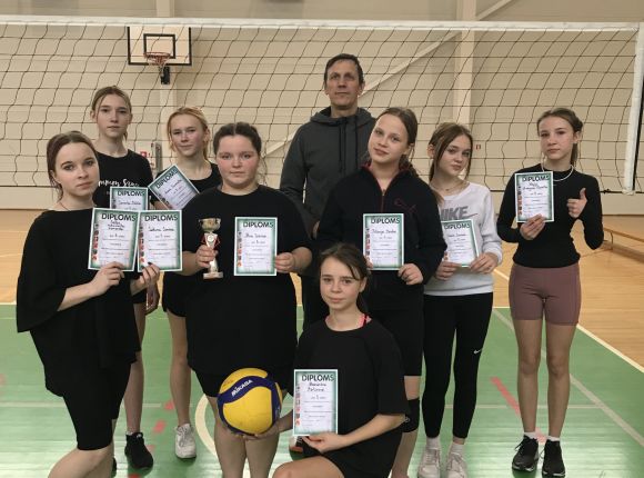 Finišē skolu sporta lielo skolu volejbols