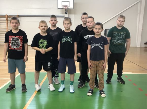 Tautas bumba mazo skolu grupā