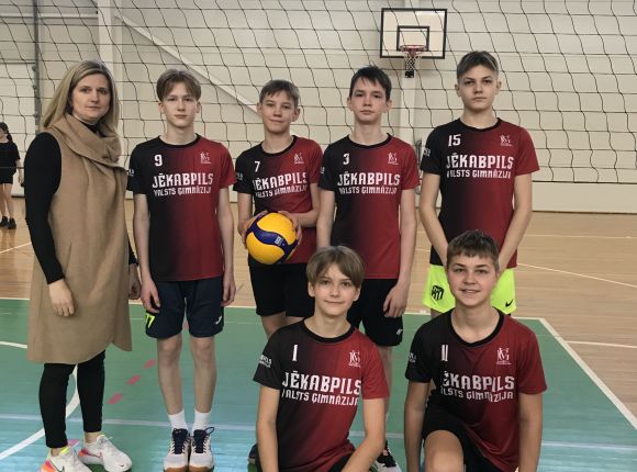 Finišē skolu sporta lielo skolu volejbols