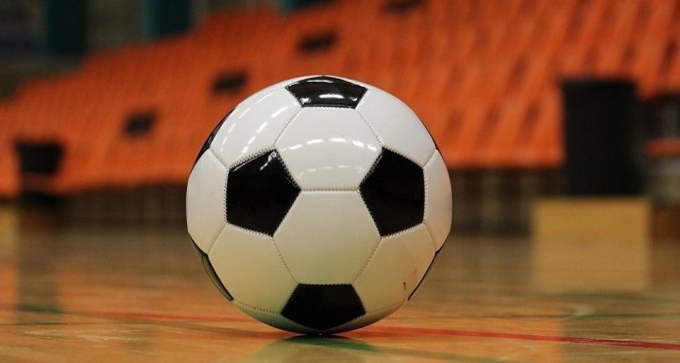 Telpu futbolistiem mainīgas sekmes