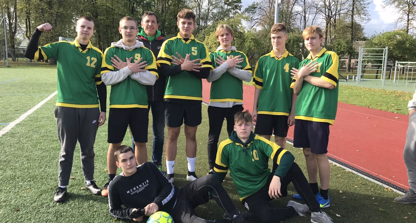 Skolu sporta futbols turpinās