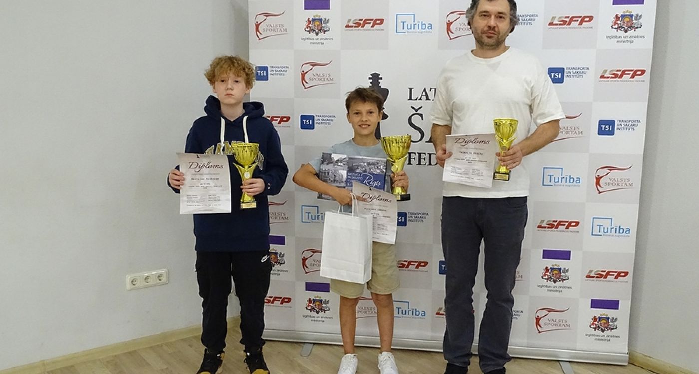 Jēkabpils Sporta skolas šaha treneris kļūst par Latvijas čempionu, audzēknis izcīna vicečempiona titulu