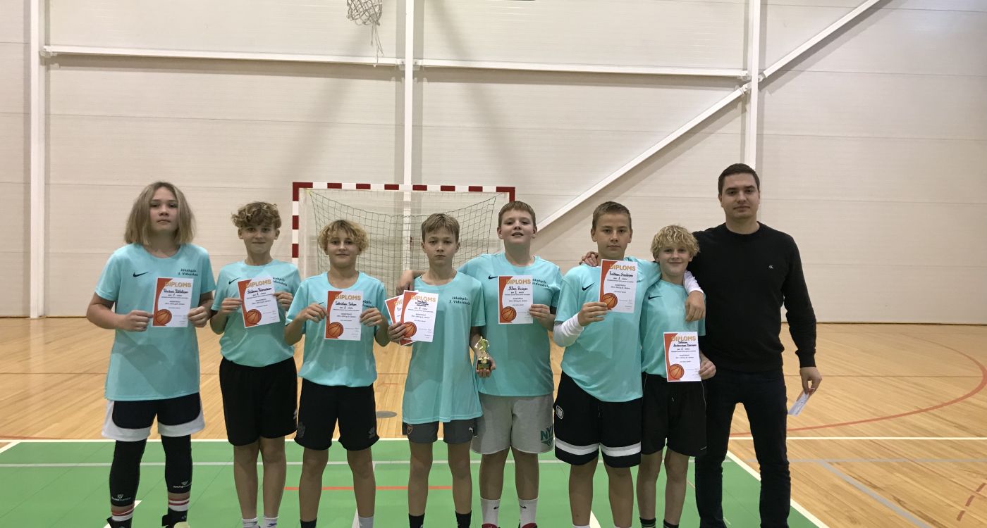Turpinās basketbols lielo skolu grupā