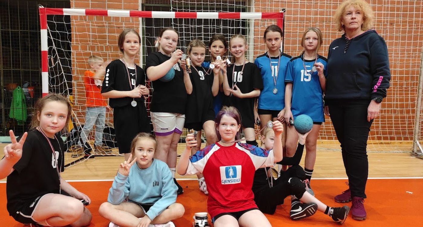 Piecas komandas piedalās Mini sirsniņu handbola festivālā