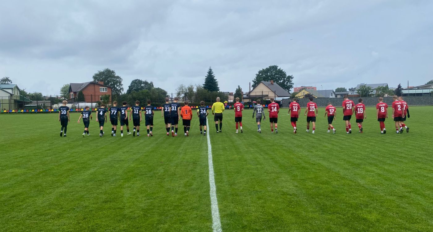U14 futbolisti aizvada sabraukuma spēli vēju pilsētā