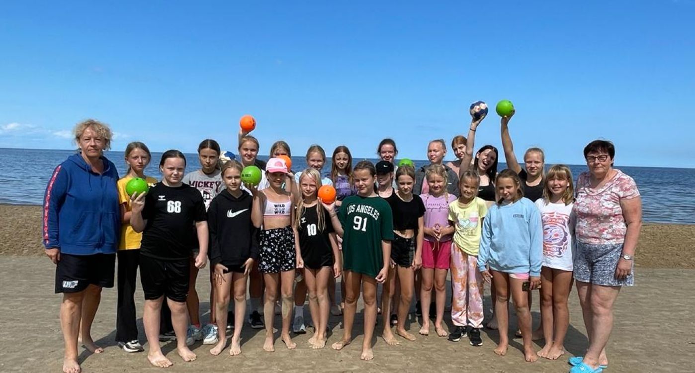 Veiksmīgi aizvadīta handbola vasaras treniņnometne