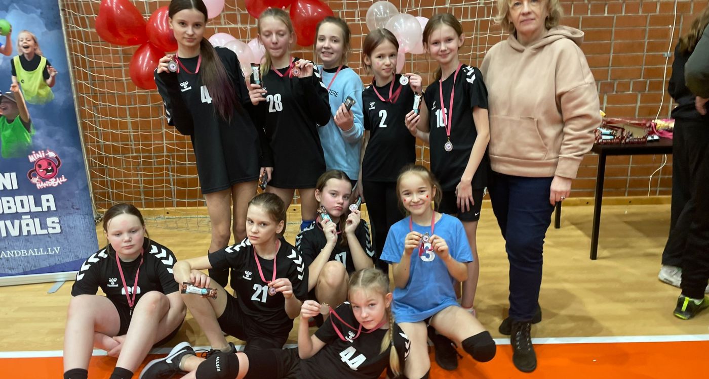  Sirsnīgā noskaņā aizvadīts pirmais šī gada mini handbola festivāls