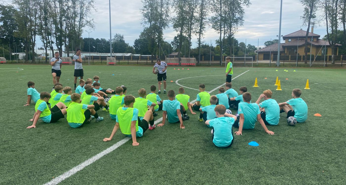 Futbolistiem treniņš aizvadīts neierastā formātā