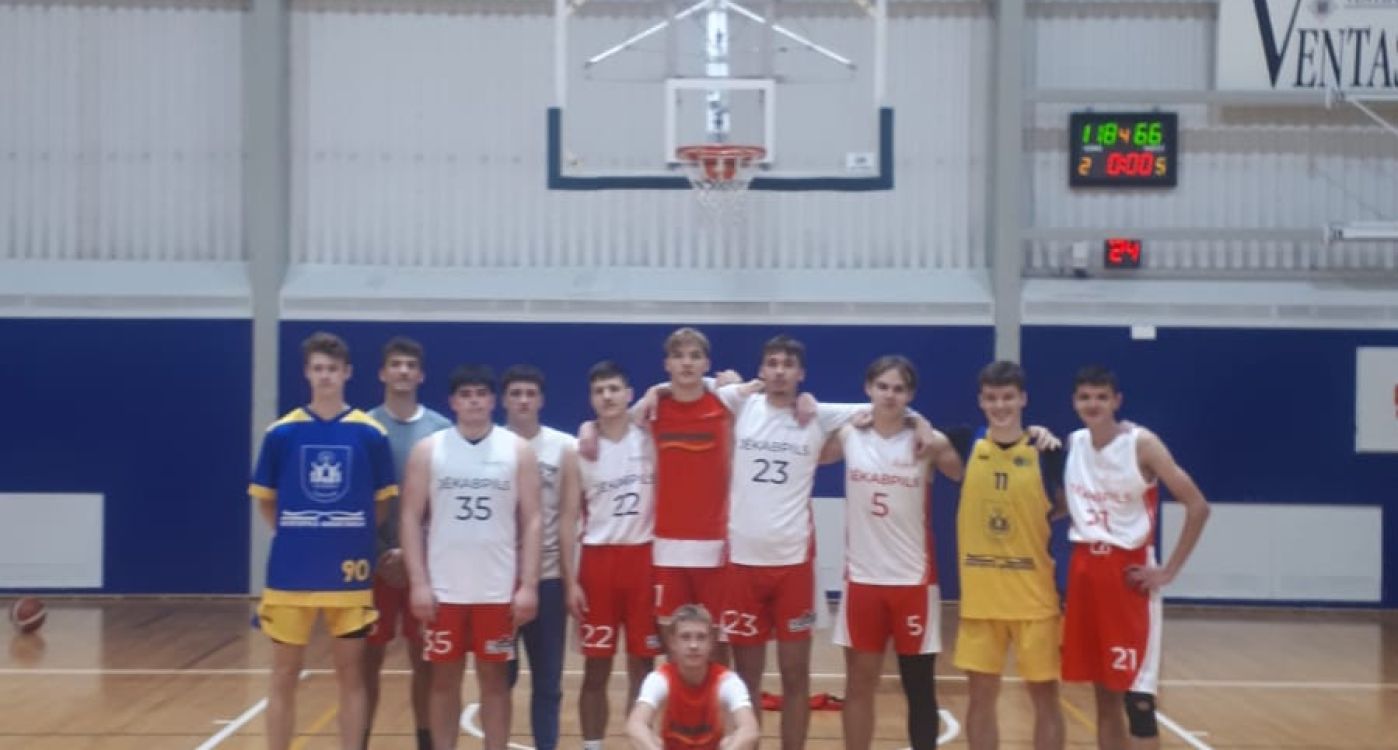 Basketbolisti laukumā tiekas ar bijušajiem komandas biedriem 