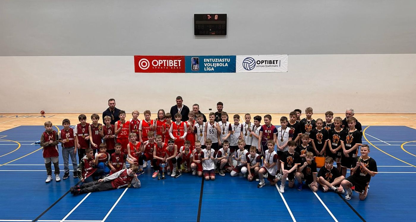 Basketbolā iegriež puteni