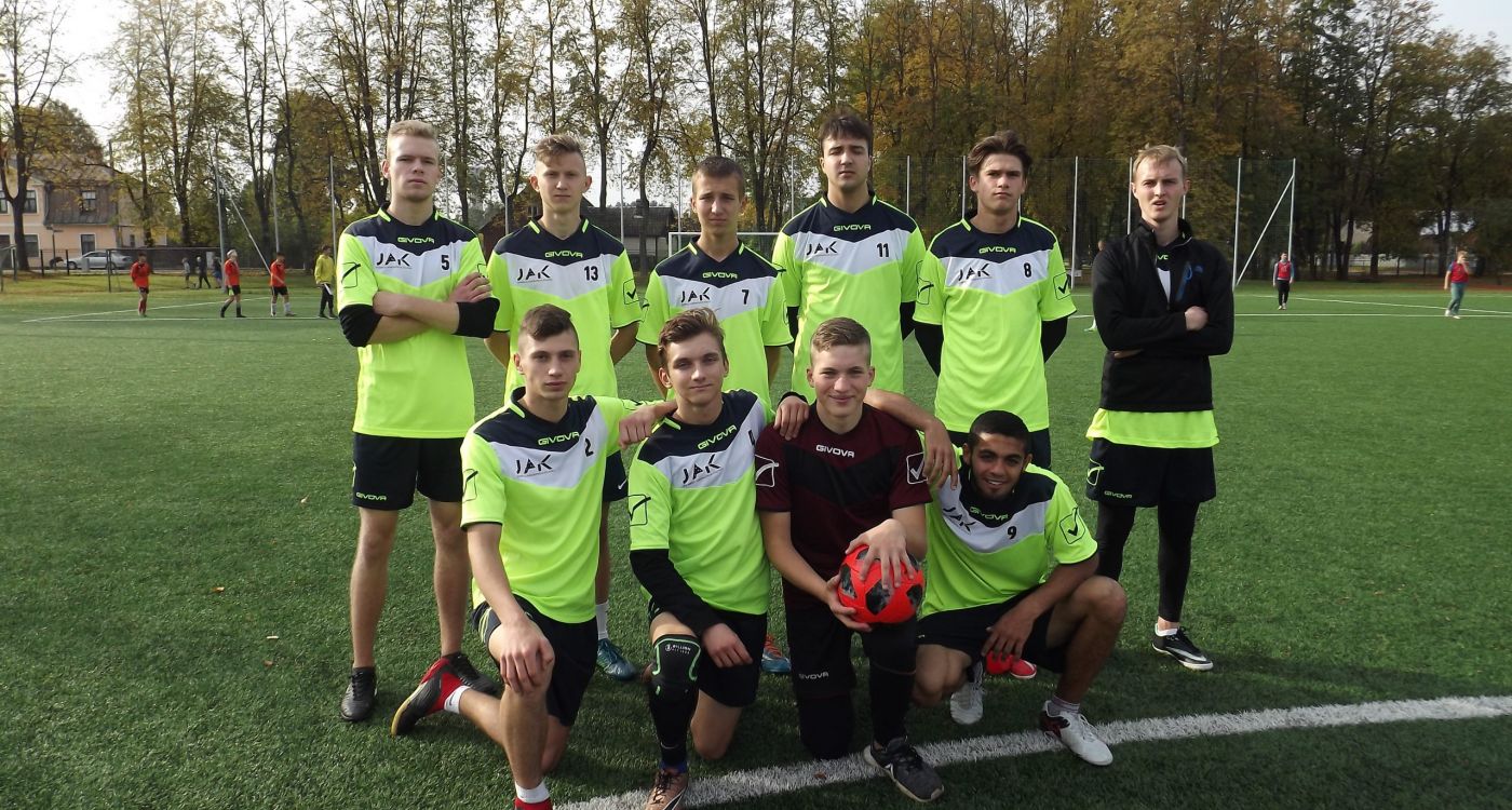 Noslēdzas lielo skolu futbols