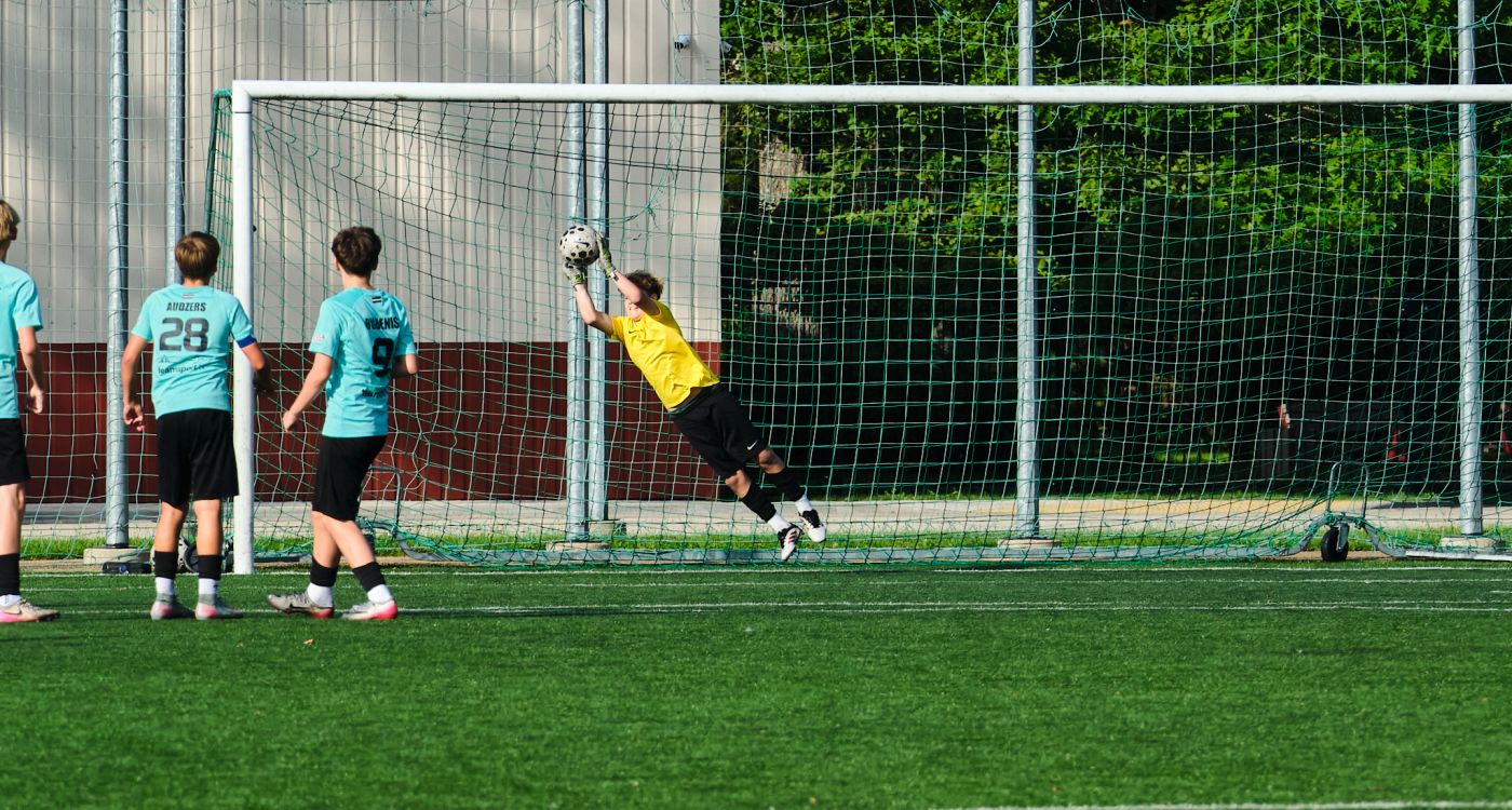Futbolistiem uzvara un neizšķirts Latvijas Jaunatnes čempionātā