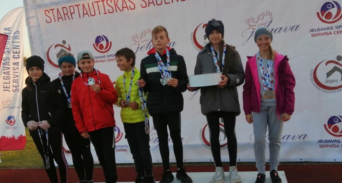 Vieglatlēti no sacensībām pārved desmit godalgas