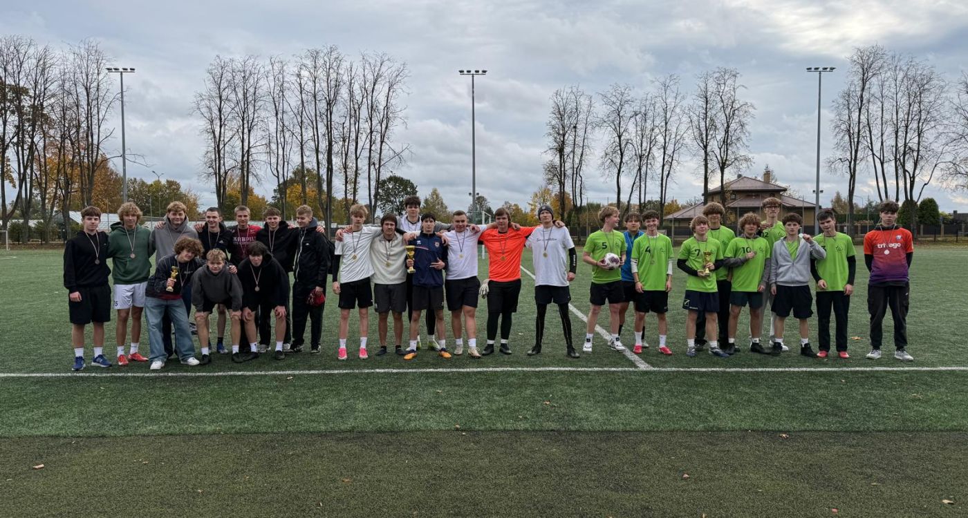 Viesītes vidusskolas futbolisti uzvar skolu sacensību noslēgumā