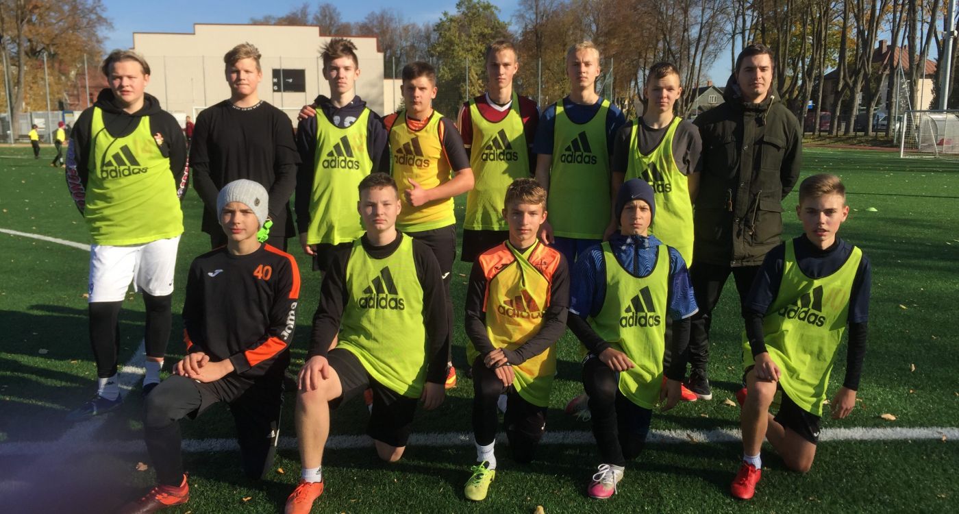Futbols lielo skolu grupā